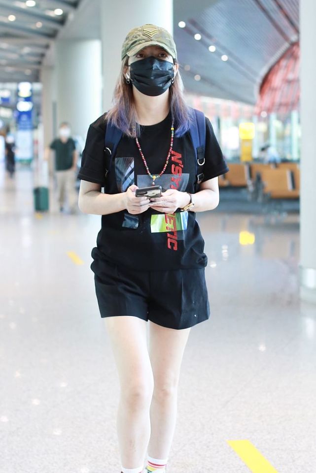 赵薇穿t恤热裤搭机秀美腿 眼神水灵身材纤细状态好