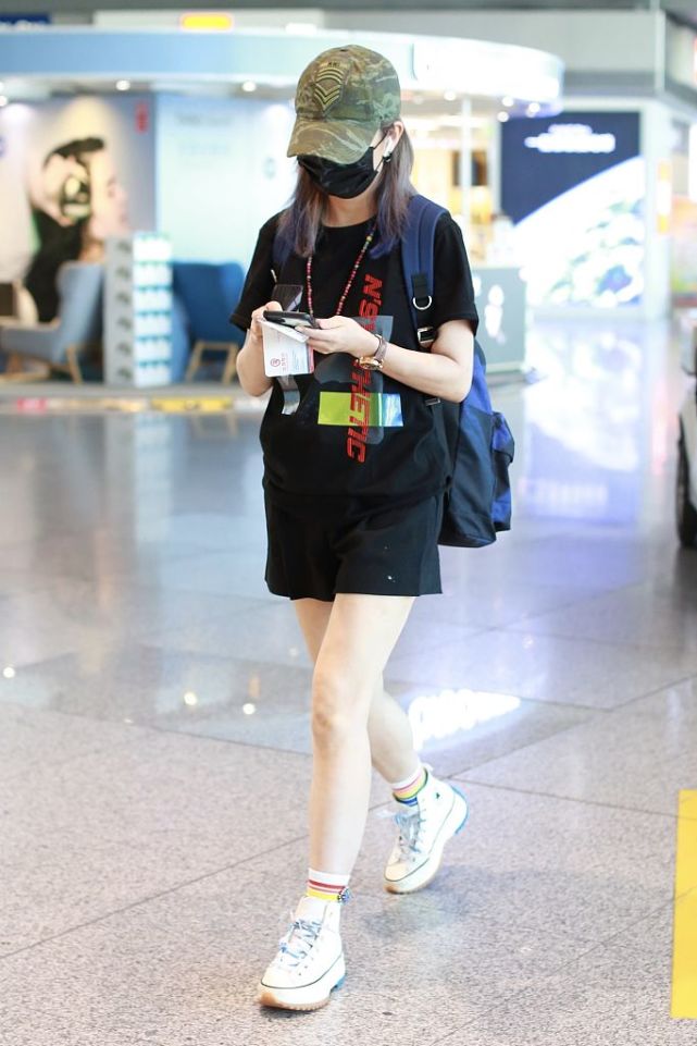 赵薇穿t恤热裤搭机秀美腿 眼神水灵身材纤细状态好