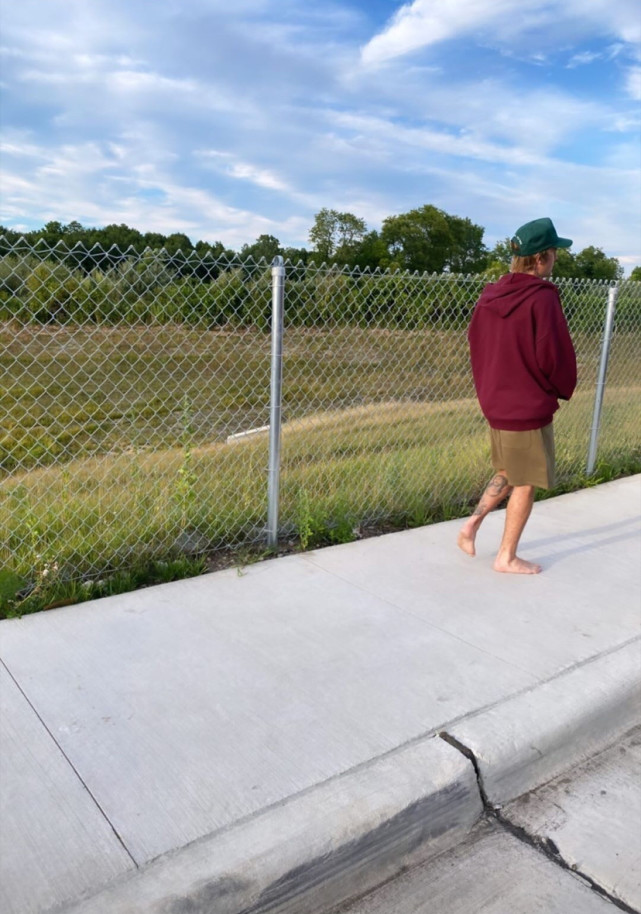 贾斯汀·比伯穿着真随意,光脚走路,不过出门还是豪车!