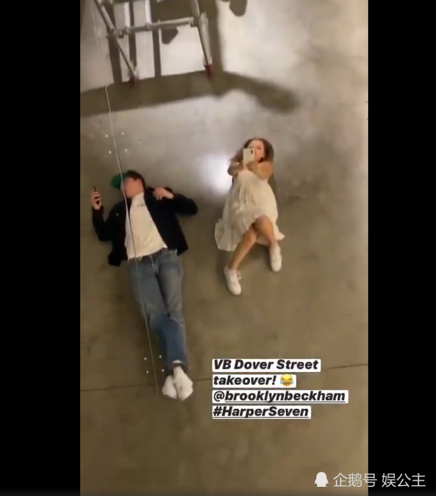 小七|小七和大哥布鲁克林躺在妈妈店里自拍，这小姿势太少女了！