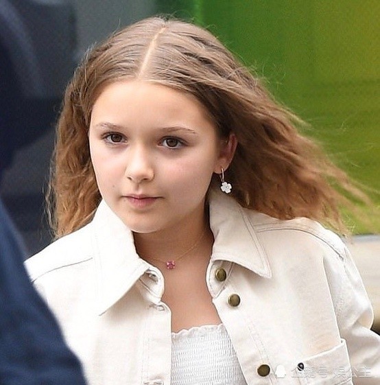 小七|小七和大哥布鲁克林躺在妈妈店里自拍，这小姿势太少女了！