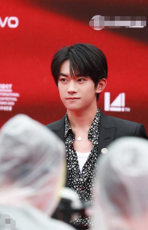 易烊千玺|易烊千玺影展走红毯，撑伞好苏成“妙蛙小千”，和井柏然同框意外曝身高打脸