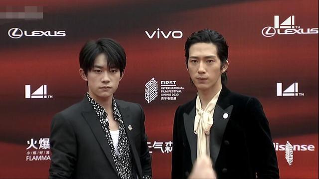 易烊千玺|易烊千玺影展走红毯，撑伞好苏成“妙蛙小千”，和井柏然同框意外曝身高打脸