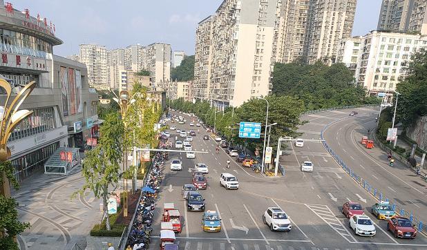 左侧为望鹤路车流,右侧为鹤鸣路车流(8月2日摄)