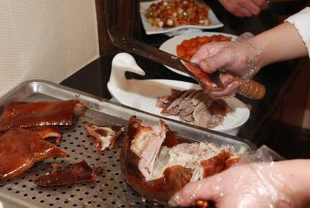 全聚德|大降价、取消服务费！全聚德的鸭子“飞不动了”？网友：谁吃谁冤