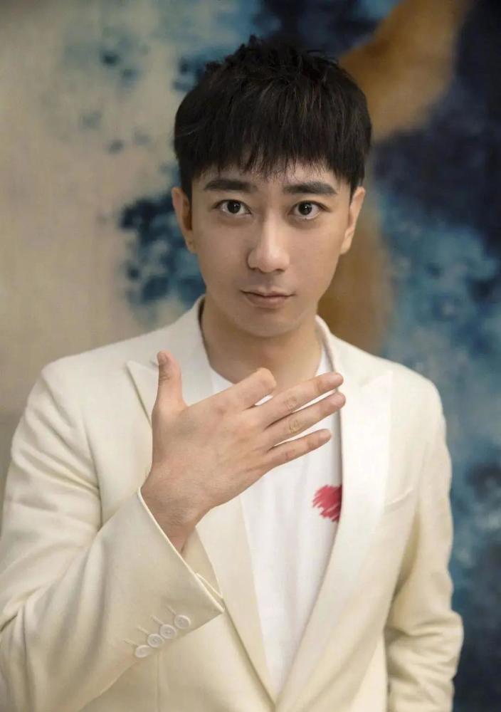 三十而已|《三十而已》男团中最奇特的存在，王自健演的小张主任火出圈了