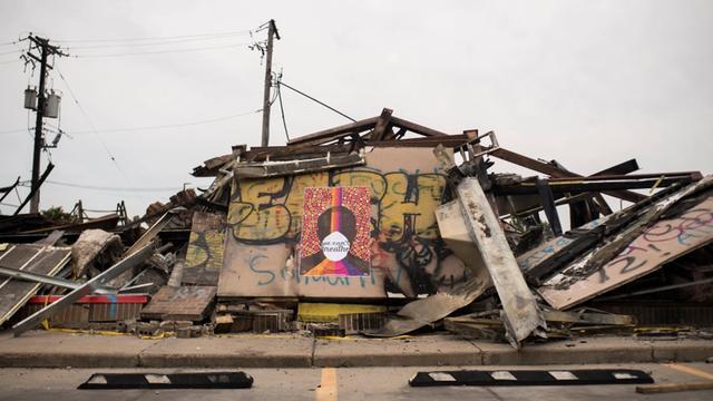 美国暴动始发地损失惨重:3500栋房屋被烧毁,经济已倒退到50年前