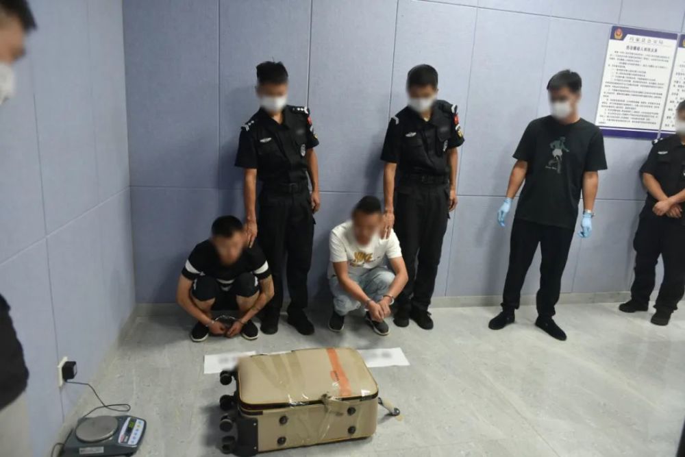 昭通警方摧毁一贩毒团伙密码箱藏毒30047千克
