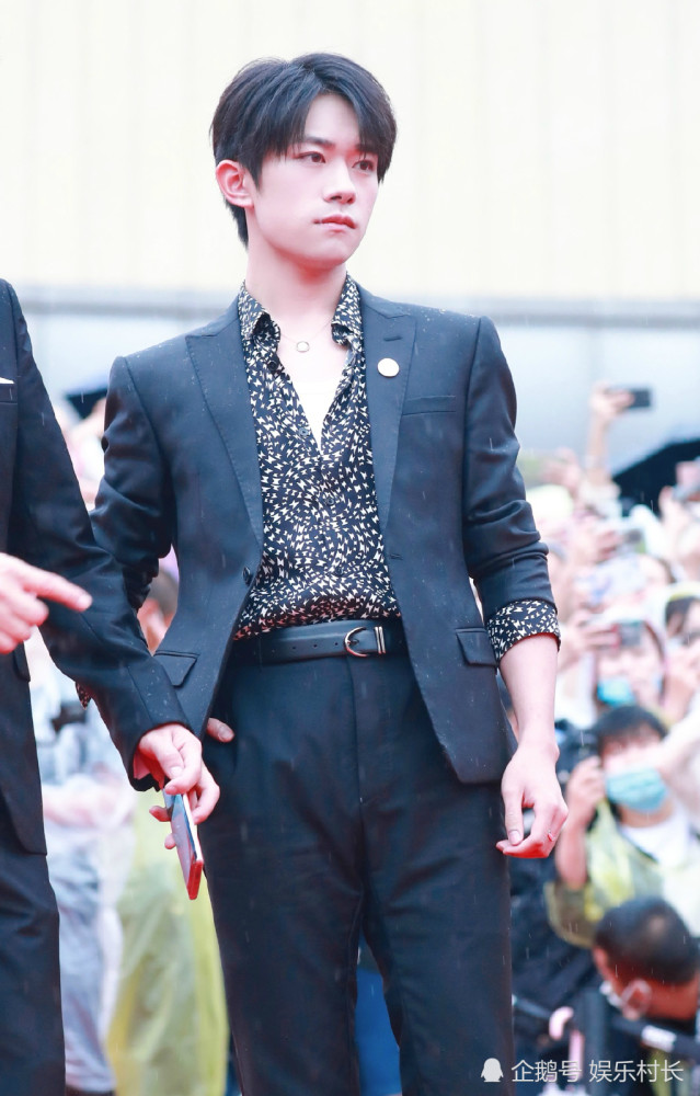 易烊千玺|易烊千玺撑伞走红毯，与井柏然同行帅气十足，黄轩主持时cue令千玺露笑