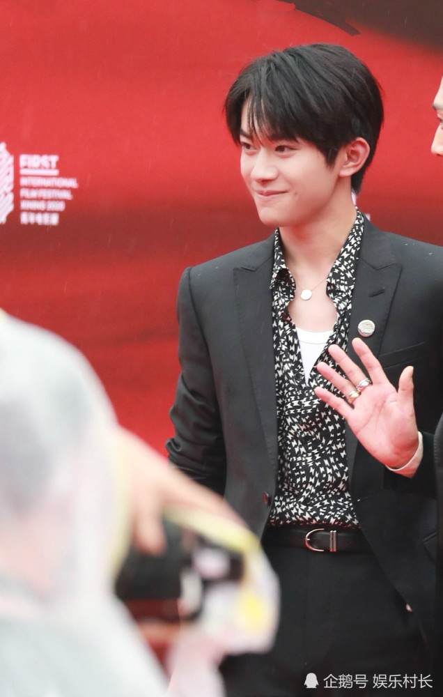 易烊千玺|易烊千玺撑伞走红毯，与井柏然同行帅气十足，黄轩主持时cue令千玺露笑