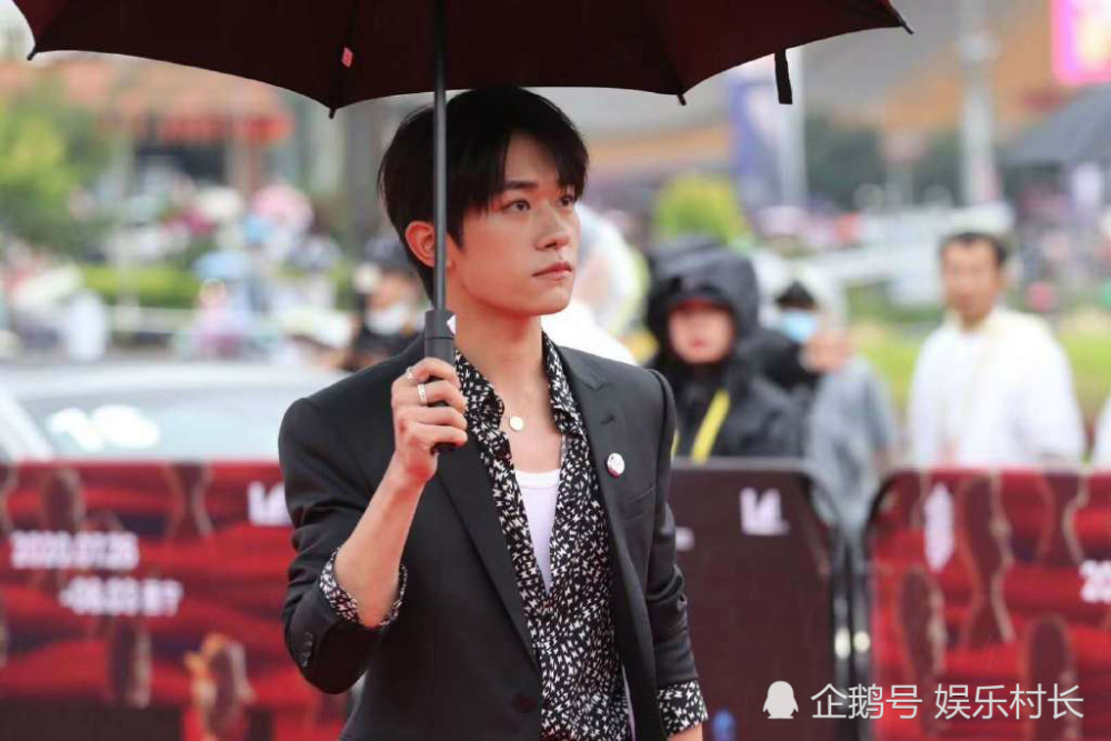 易烊千玺|易烊千玺撑伞走红毯，与井柏然同行帅气十足，黄轩主持时cue令千玺露笑