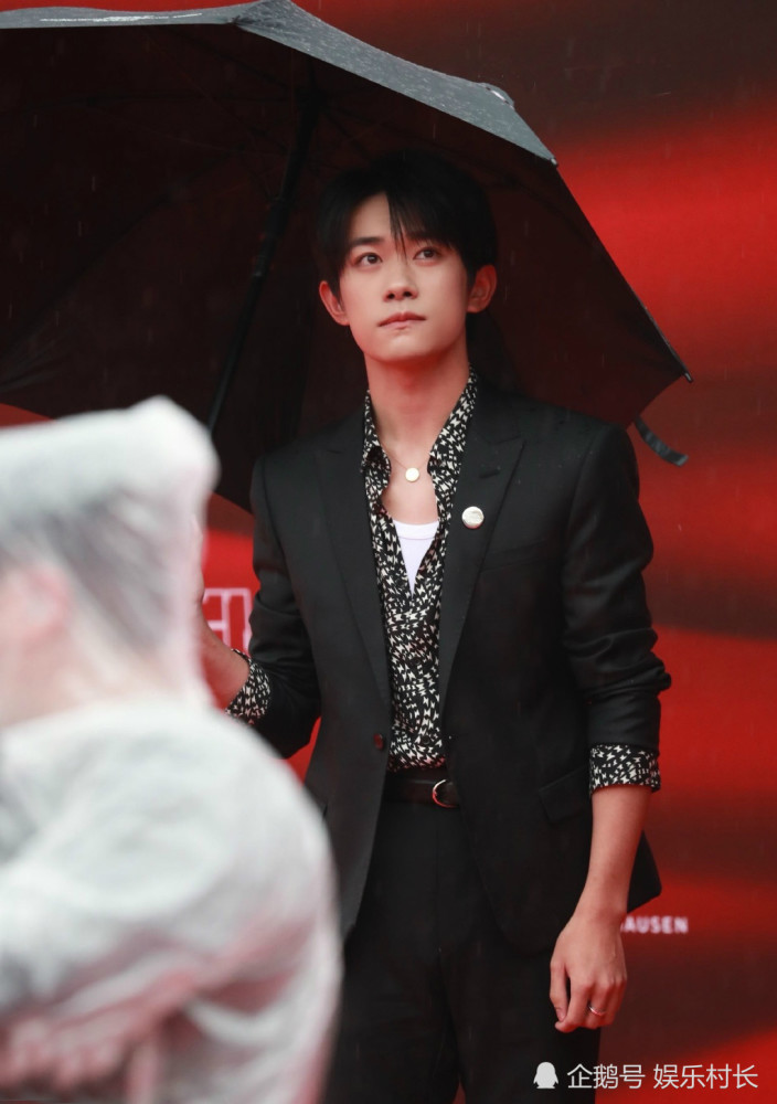 易烊千玺|易烊千玺撑伞走红毯，与井柏然同行帅气十足，黄轩主持时cue令千玺露笑