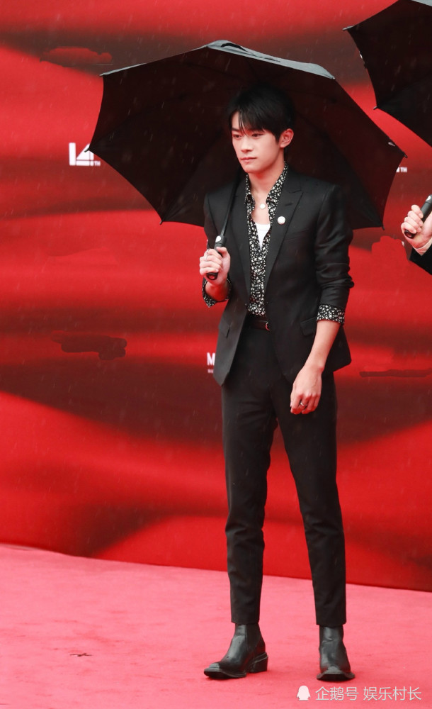 易烊千玺|易烊千玺撑伞走红毯，与井柏然同行帅气十足，黄轩主持时cue令千玺露笑