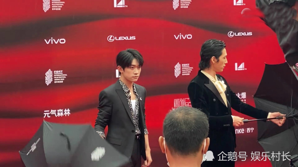 易烊千玺|易烊千玺撑伞走红毯，与井柏然同行帅气十足，黄轩主持时cue令千玺露笑
