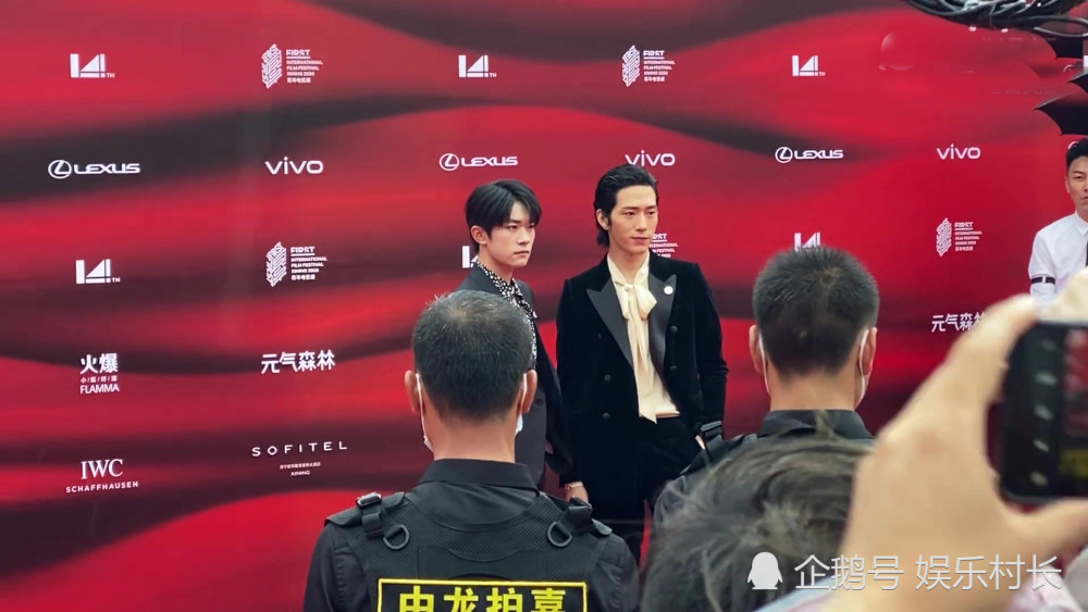 易烊千玺|易烊千玺撑伞走红毯，与井柏然同行帅气十足，黄轩主持时cue令千玺露笑