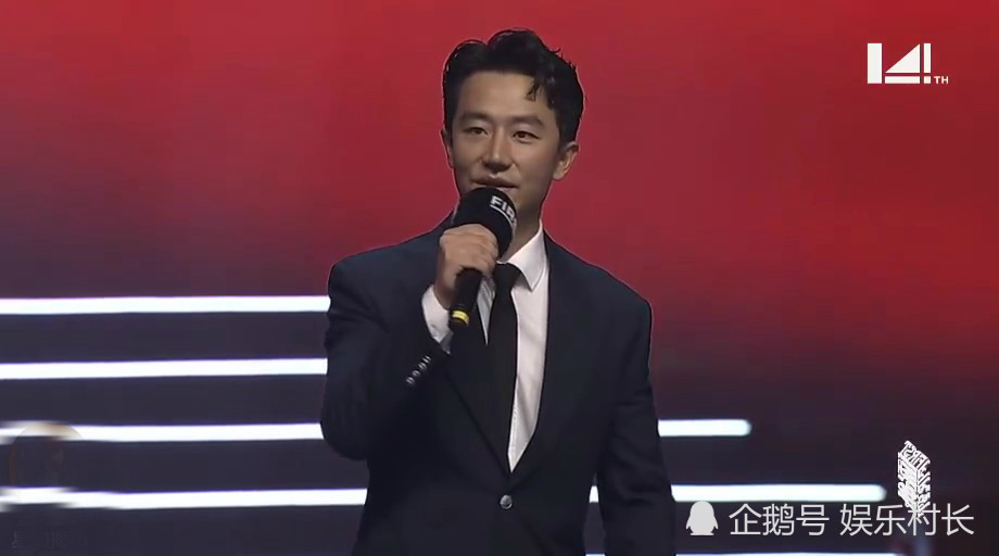 易烊千玺|易烊千玺撑伞走红毯，与井柏然同行帅气十足，黄轩主持时cue令千玺露笑