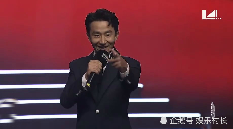 易烊千玺|易烊千玺撑伞走红毯，与井柏然同行帅气十足，黄轩主持时cue令千玺露笑