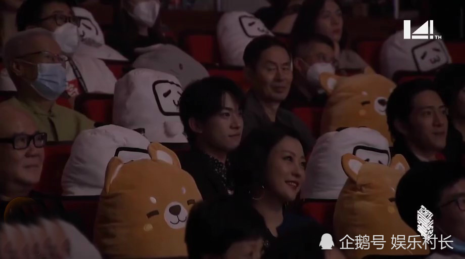 易烊千玺|易烊千玺撑伞走红毯，与井柏然同行帅气十足，黄轩主持时cue令千玺露笑