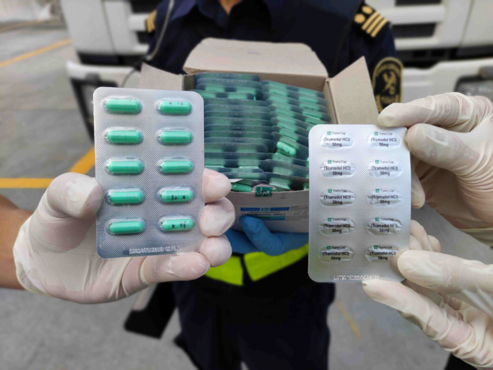 司机携带走私管制药品336粒