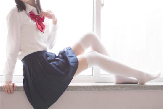 冯提莫jk裙子有多短光腿都能穿成白丝站直后腿成了两条平行线