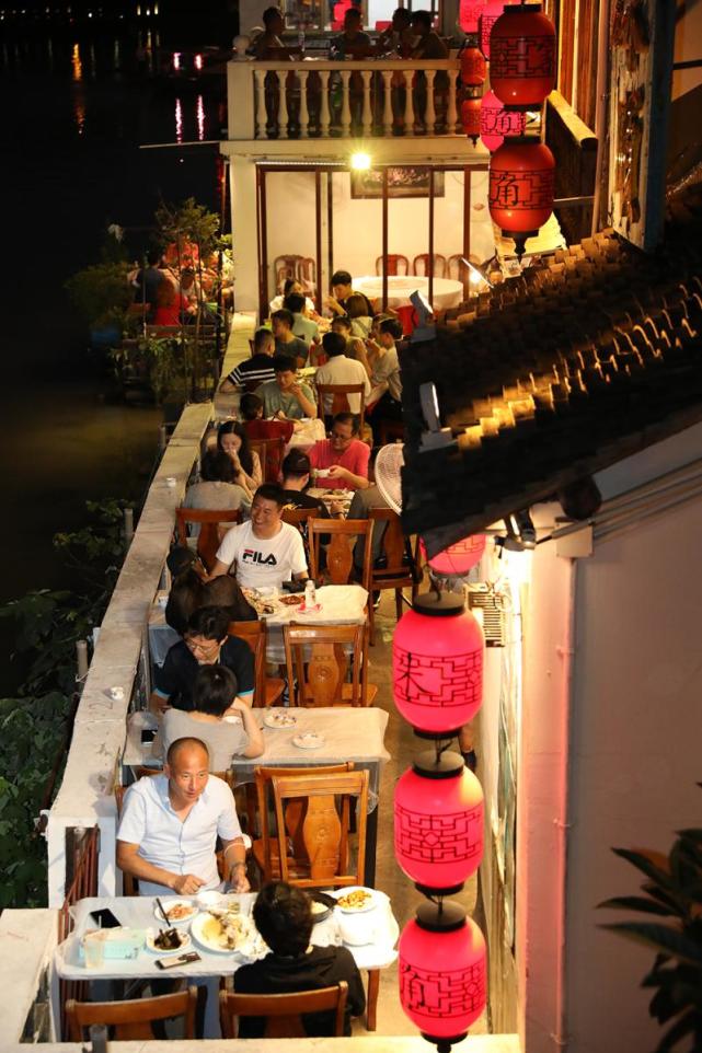 夜经济聚人气上海朱家角主推古镇夜游
