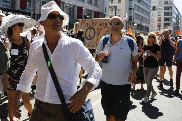 德国柏林|德国柏林2万人上街抗议防疫措施，摩肩接踵不戴口罩还伤害警察