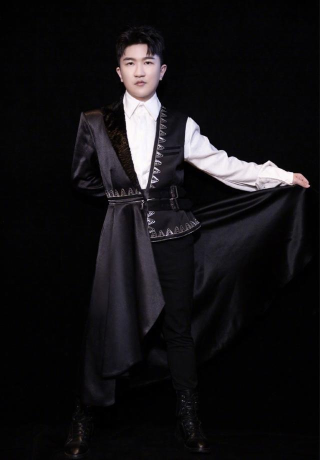 张大大|张大大晒与Baby杨幂同框照，三人盛装出席活动，例行合影闺蜜情深