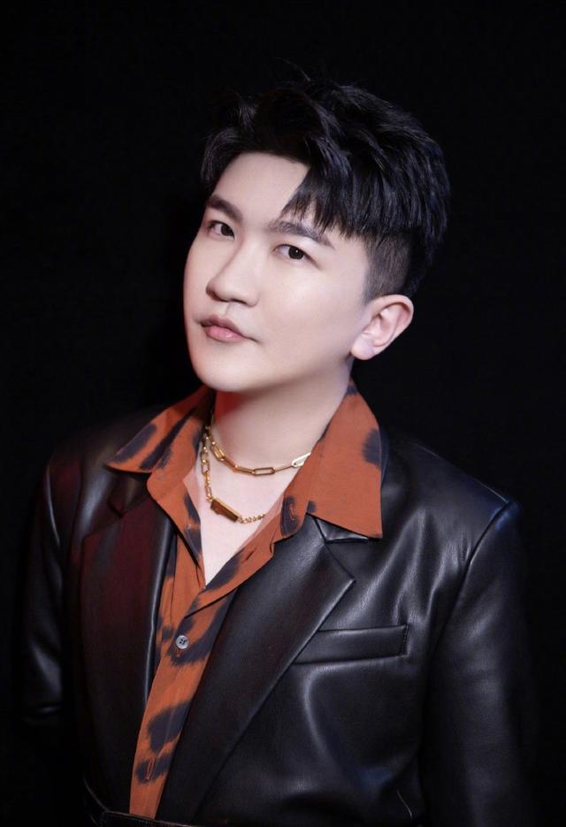 张大大|张大大晒与Baby杨幂同框照，三人盛装出席活动，例行合影闺蜜情深