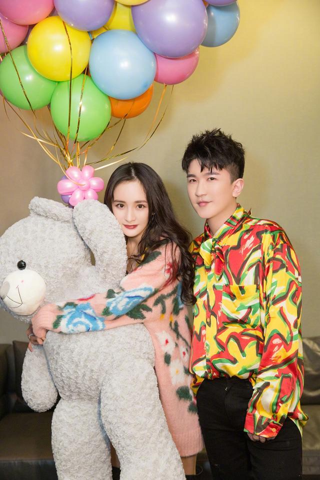 张大大|张大大晒与Baby杨幂同框照，三人盛装出席活动，例行合影闺蜜情深