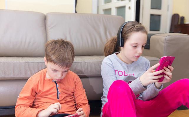 孩子的“手机依赖症”，可能是家长“传授”
