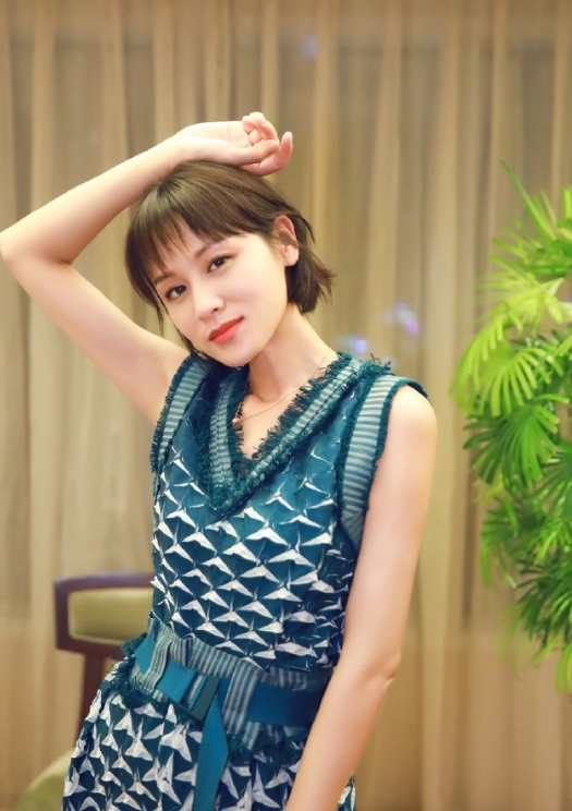 叶一茜真有"小公主"气质,波波头配蓝色印花连体裤,减龄又洋气