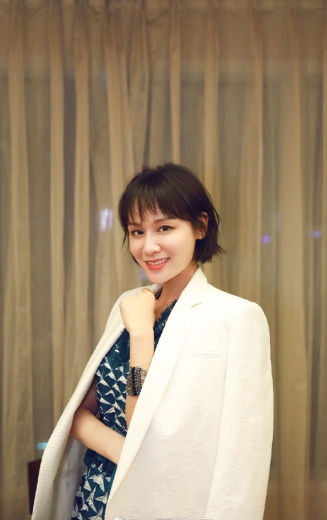 叶一茜真有"小公主"气质,波波头配蓝色印花连体裤,减龄又洋气