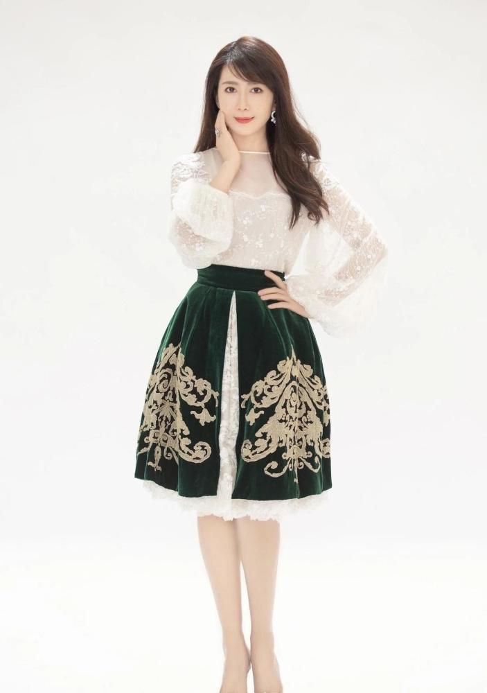 孟庭苇真是冻龄女神穿一件印花连衣裙飘逸灵动高级优雅