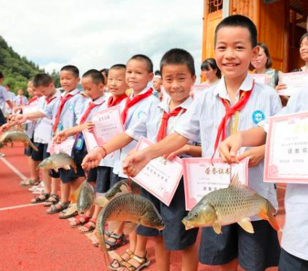 广西小学期末奖励一条鱼 网友说 努力学习 才能吃鱼吃肉 腾讯新闻