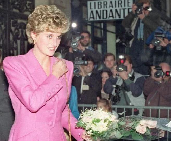 戴安娜王妃|戴安娜珠宝将重见天日！39岁梅根生活拮据，盯上婆婆巨额遗产