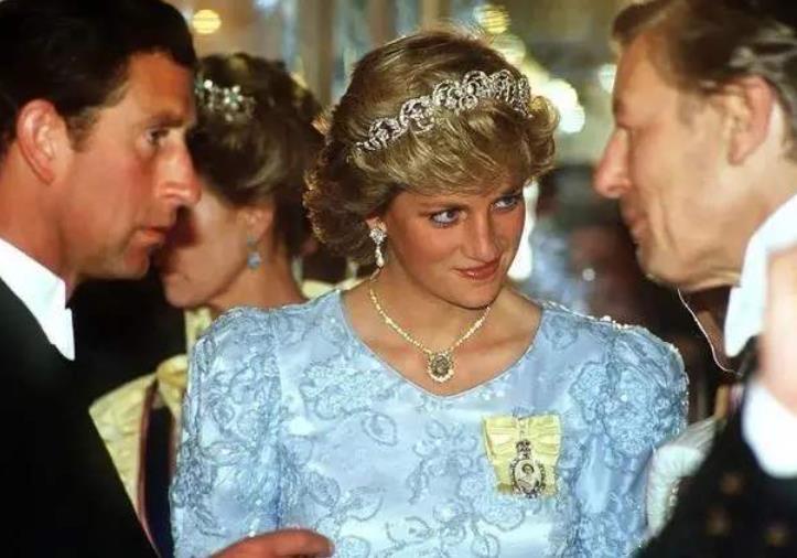 戴安娜王妃|戴安娜珠宝将重见天日！39岁梅根生活拮据，盯上婆婆巨额遗产