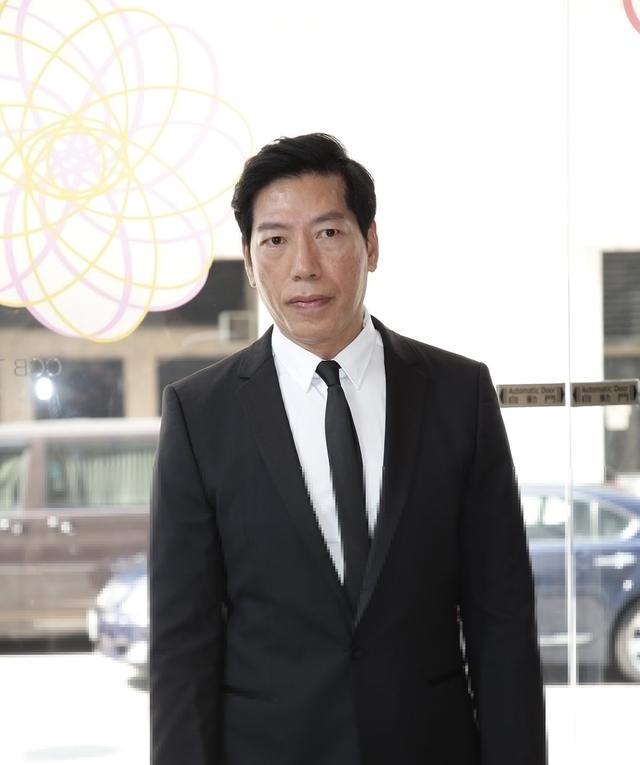 张耀扬|57岁张耀扬携张敏内地山区行善亲自发钱，隐退12年一心低调做善事