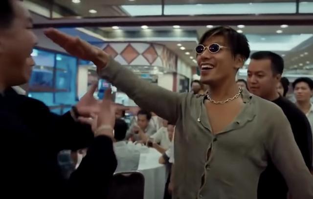 张耀扬|57岁张耀扬携张敏内地山区行善亲自发钱，隐退12年一心低调做善事