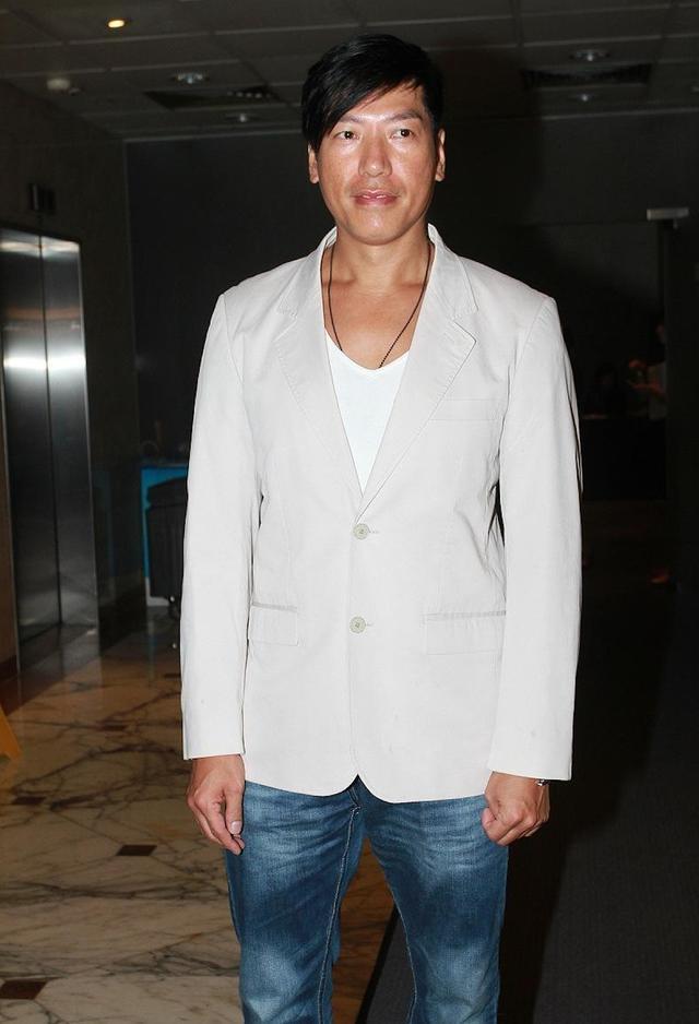 57岁张耀扬携张敏内地山区行善亲自发钱,隐退12年一心低调做善事