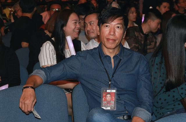 张耀扬|57岁张耀扬携张敏内地山区行善亲自发钱，隐退12年一心低调做善事