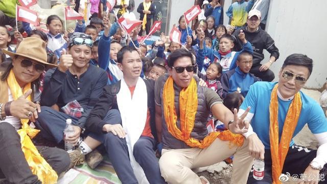 张耀扬|57岁张耀扬携张敏内地山区行善亲自发钱，隐退12年一心低调做善事