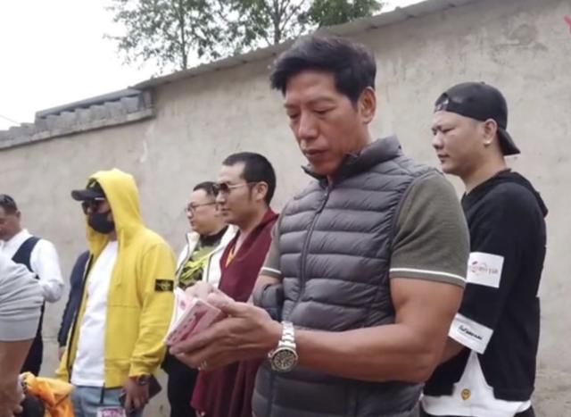 张耀扬|57岁张耀扬携张敏内地山区行善亲自发钱，隐退12年一心低调做善事