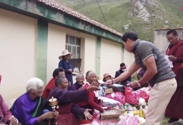 张耀扬|57岁张耀扬携张敏内地山区行善亲自发钱，隐退12年一心低调做善事