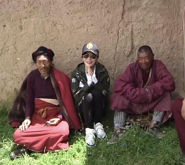 张耀扬|57岁张耀扬携张敏内地山区行善亲自发钱，隐退12年一心低调做善事