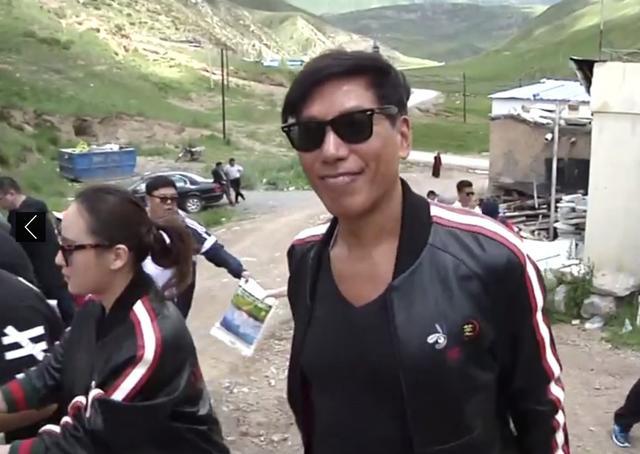 张耀扬|57岁张耀扬携张敏内地山区行善亲自发钱，隐退12年一心低调做善事