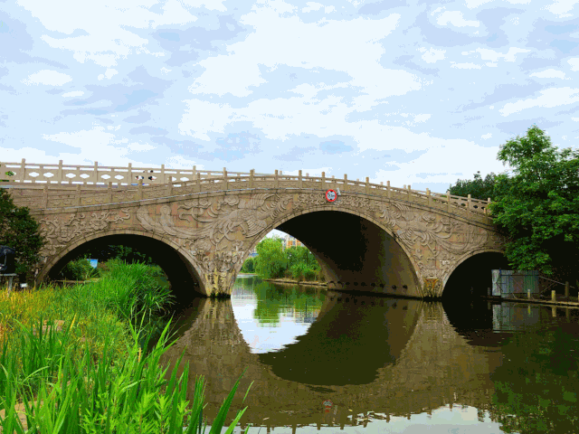 靜臥城河上的鼓樓大橋,是泰州市區唯一的廊橋.