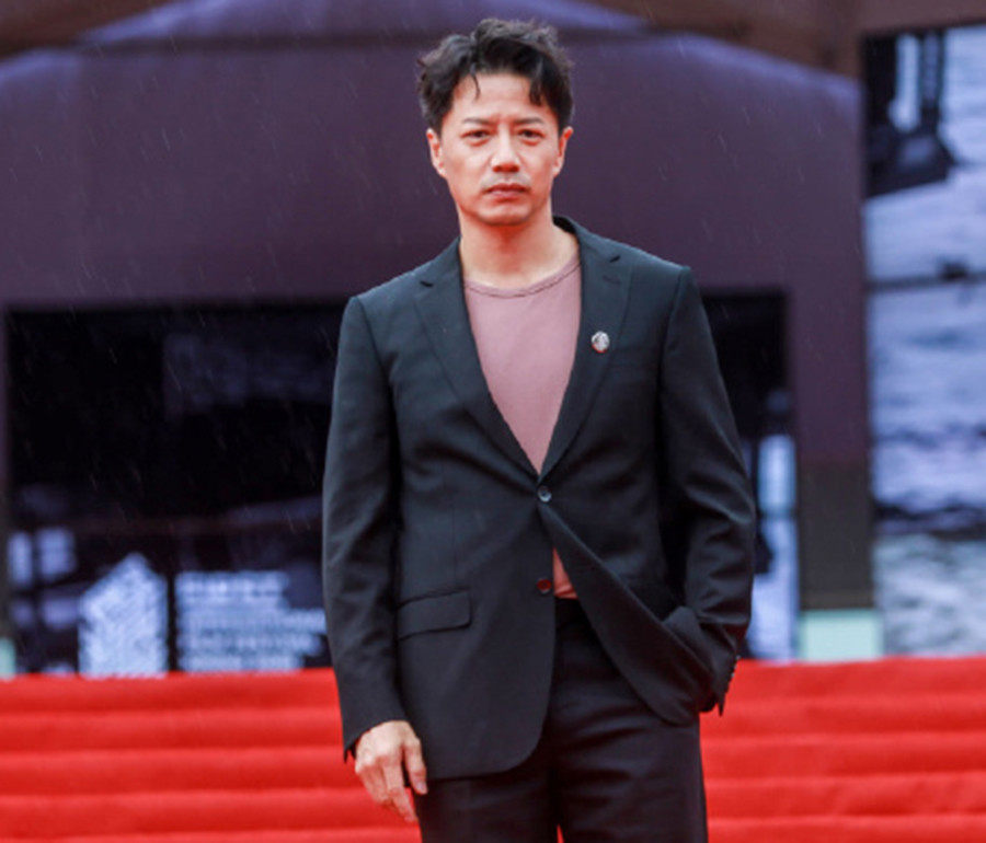 44岁马伊琍亮相红毯穿一袭蓝裙轻松艳压撑伞回眸气质太绝