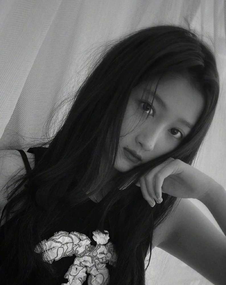 关晓彤|关晓彤减肥成功上线秀身材！短背心下小蛮腰亮眼，换新发型清纯惹人怜