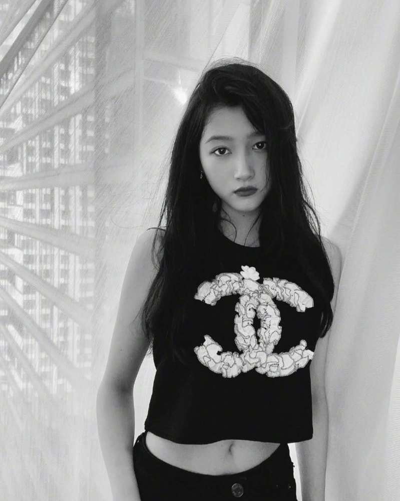 关晓彤|关晓彤减肥成功上线秀身材！短背心下小蛮腰亮眼，换新发型清纯惹人怜