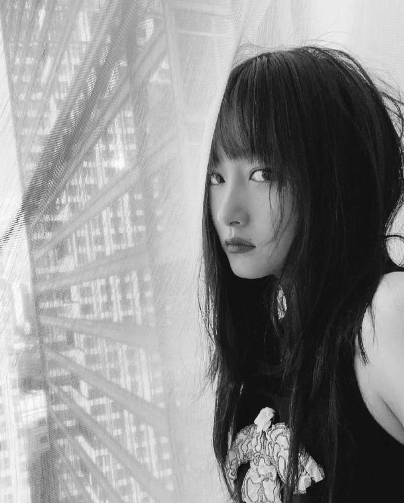 关晓彤|关晓彤减肥成功上线秀身材！短背心下小蛮腰亮眼，换新发型清纯惹人怜